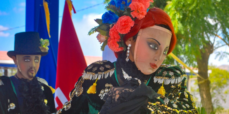 mujer y hombre con trajes tipicos de bailes tradicionales de masaya