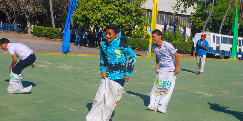 Estudiantes del Centro Tecnológico Pedro Aráuz Palacios participan en juegos durante el Festival Tecnológico 