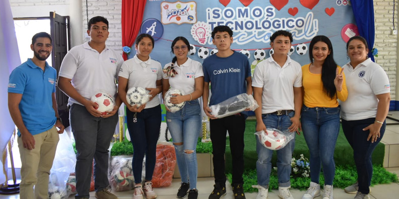 Estudiantes de INATEC reciben material deportivo en León