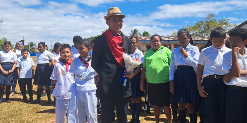 Estudiantes vestidos con trajes de folclor en Bluefields