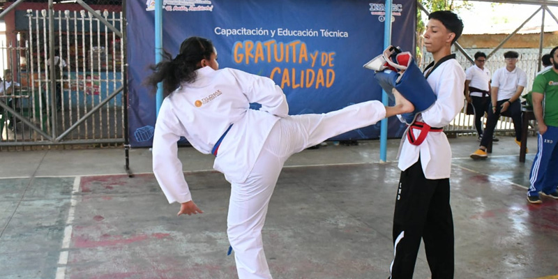 Estudiantes técnicos con ropa de karate