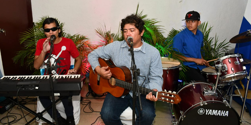 Musicos cantan en el Centro de Capacitación Comandante Carlos