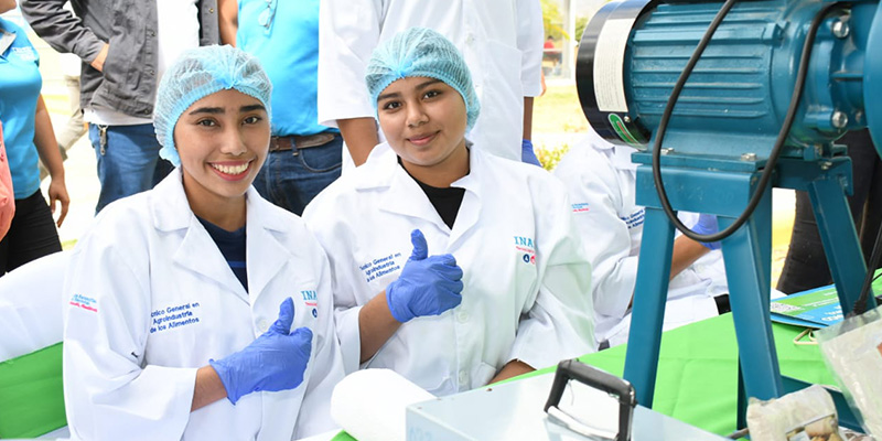 Estudiantes vestidos de blanco en Masaya