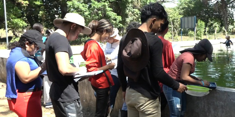 Jóvenes estudiantes de acuicultura en Chinandega