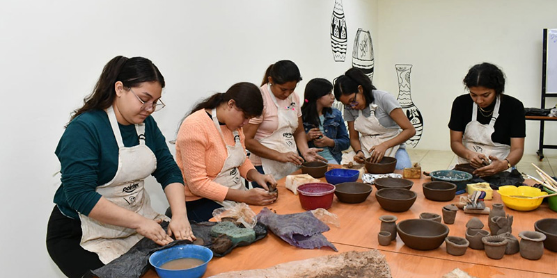 Mujeres realizan artesanía de barro