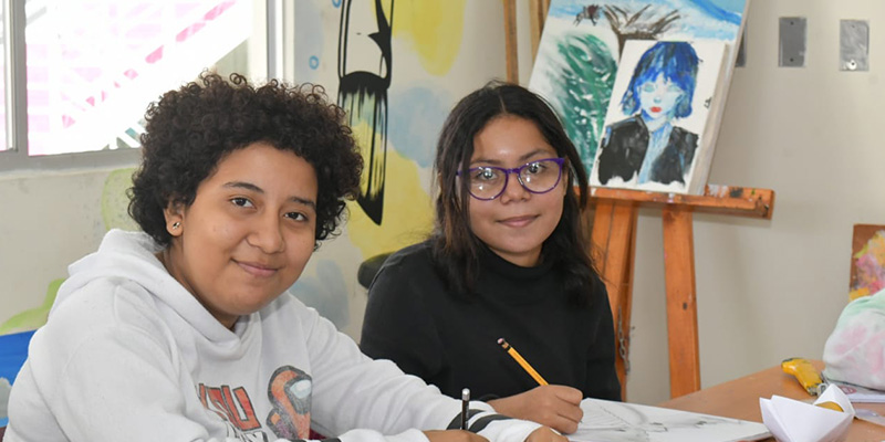 Estudiantes de dibujo realizan bocetos en papel