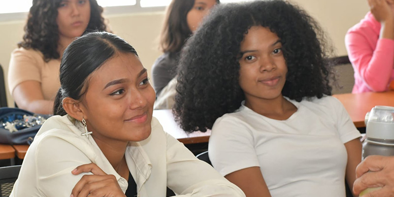 Estudiantes de arte y cultura sonriendo