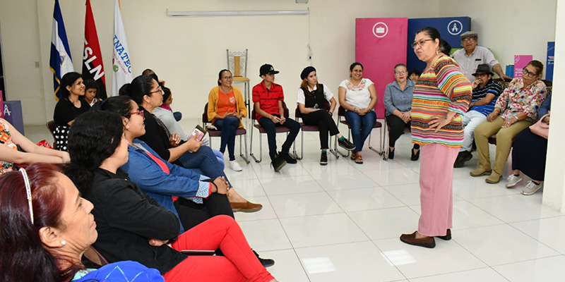 Maestra de teatro de titeres reunida con docentes en Managua