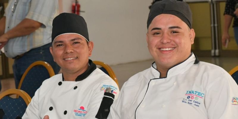 Docentes de Cocina y Gastronomía en un taller sobre comida peruana