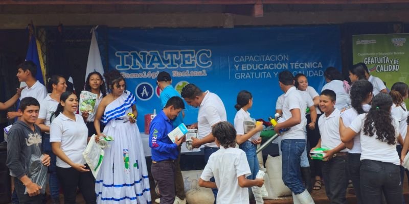 Estudiantes de secundaria a distancia se empoderan con el  Programa Vocación Productiva