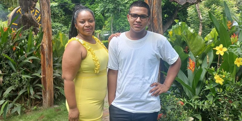 Yessica y Dylan, madre e hijo que estudian en la Escuela Hotel Volcán Maderas