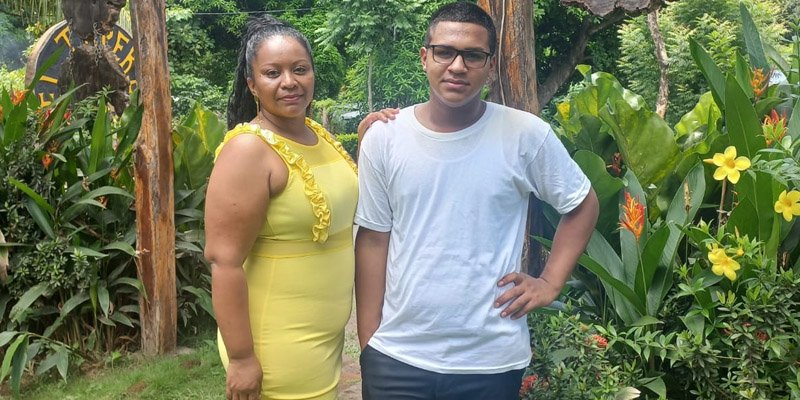 Yessica y Dylan, madre e hijo que estudian en la Escuela Hotel Volcán Maderas